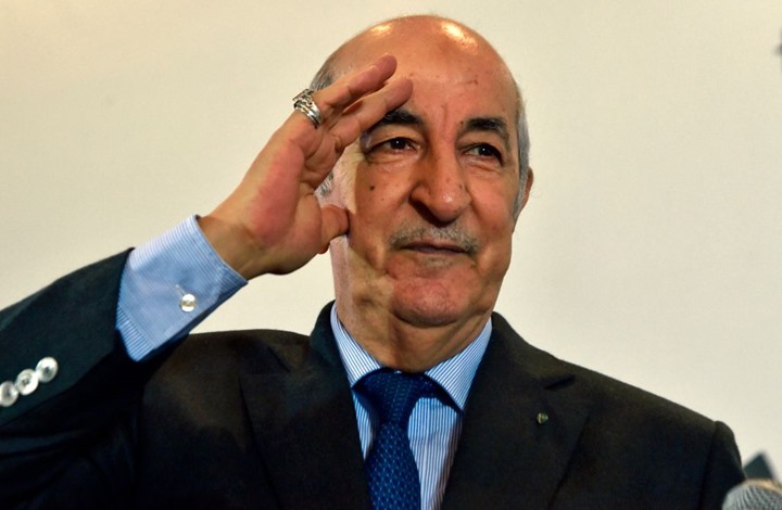 رئيس الجزائر يعلن التراجع عن تجريد معارضين من الجنسية